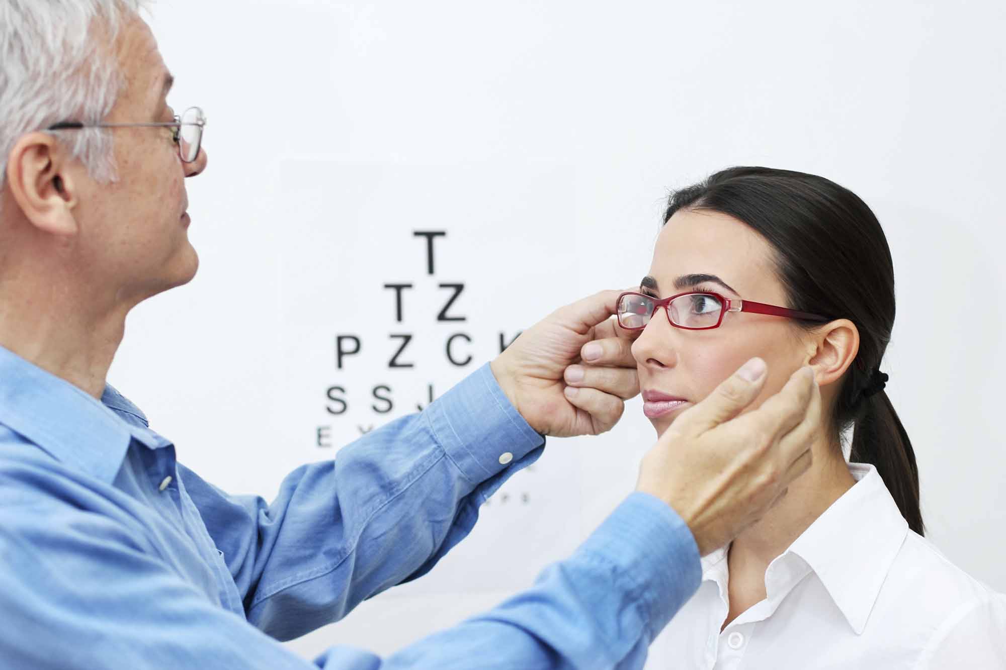 Врач подбирающий очки. Ухудшение зрения. Очки офтальмолога. Девушка у офтальмолога. Прием офтальмолога.